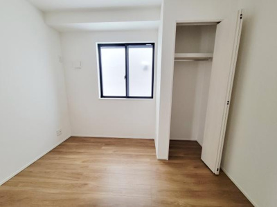 シンプルなデザインの収納スペースが備わっており部屋をすっきりと使えます。クローゼットの扉が使いやすく衣類や備品の整理がしやすいです。窓からの採光で部屋全体が明るい印象になります。