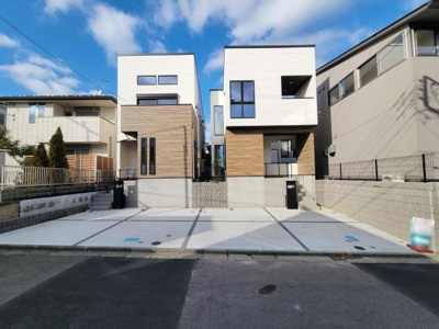 前面道路を含む現地写真です。車通りが少なく落ち着いた雰囲気の住宅エリアが広がっています。電柱や設備も整い生活インフラが充実した街並みとなっています。