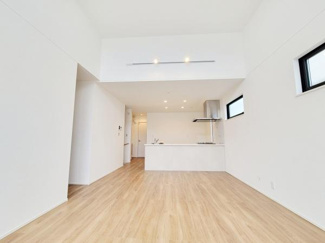 開放感のあるリビングが印象的です。ナチュラルな床材が空間全体を明るく演出しています。対面キッチンとの一体感が魅力です。白を基調としたシンプルな内装がさまざまなインテリアに馴染みます。