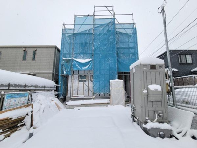 建築途中の様子が分かる貴重な一枚です。周辺には新しい住宅が立ち並んでいます。