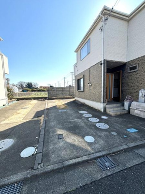 建物のすぐ横に駐車スペースが配置されており日々の出入りがスムーズに行えます。敷地内の駐車場は荷物の運搬にも便利な位置にあります。落ち着いた周辺環境の中安心してご利用いただける駐車スペースです。