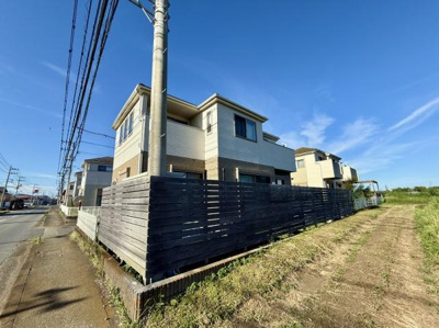 開放感のある角地で外観がすっきりとしたデザインです。周囲からの視線を遮るフェンスが設置されています。青空が広がる立地で陽当たりが期待できます。