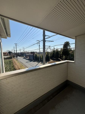 バルコニーからの開放感ある眺望が楽しめます。外壁と手すりがしっかりしていて安心感があります。爽やかな陽射しが差し込む空間です。広さもあり様々な用途に活用できます。屋根付きで天候を気にせず利用できます。