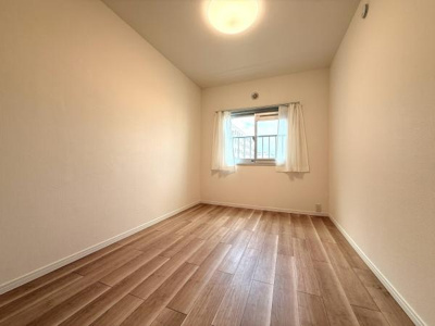 ナチュラルな色合いのフローリングが特徴的です。シンプルな内装が空間を広く見せます。窓からの光が部屋全体に行き渡ります。壁や床の状態も良好です。天井の照明が明るさを確保しています。