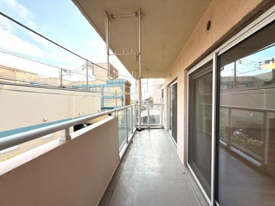 スライド式の大きな窓から繋がるバルコニーは使い勝手の良い広さが特徴です。手すりは視界を遮らないガラス仕様で開放感があります。物干し金具付きで日常の利用にも便利です。陽当たりもしっかり確保されています。