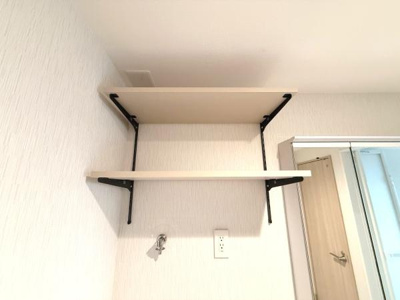 壁面に設置された2段のシンプルな棚が特徴です。収納スペースとして活用でき空間を有効に使えます。無駄のないデザインでさまざまなスタイルのお部屋に馴染みます。設置位置も高めで使い勝手に配慮されています。