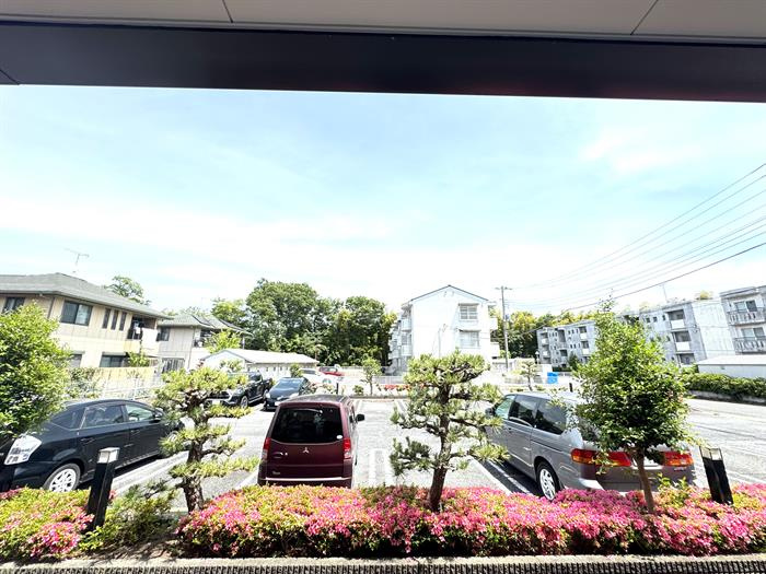 奥の建物は県警待機宿舎です