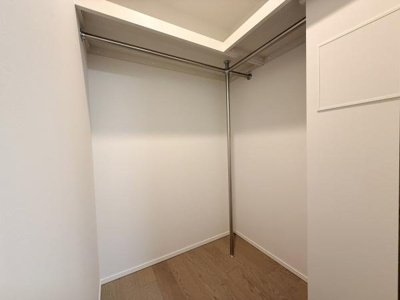 シンプルな内装で使いやすい収納スペースです。整理整頓に役立つパイプハンガーを設置しています。棚やケースも取り入れやすい広さです。床までしっかりとスペースが確保されています。