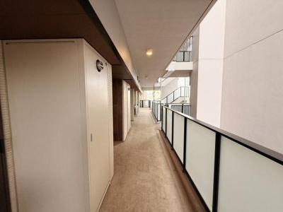 共用廊下はしっかりとした手すりで安全性が考慮されています。明るい照明付きで夜間の移動も安心です。広めの通路がゆとりある設計となっています。清潔感があり日々の生活が快適に過ごせそうです。
