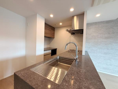 開放感のある広々としたリビング空間です。大きな窓からたっぷりと自然光が差し込みます。シンプルな内装が様々なインテリアに対応します。上質なフローリングが魅力です。壁面のアクセントも印象的です。