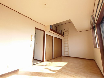 使い勝手のいい洋室です