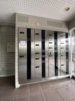 共用部には、不在時も安心の宅配BOXがございます。