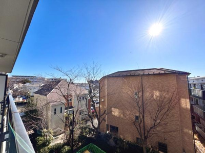 バルコニーからの眺望が広がり開放感のある空間です。晴れた日には日差しがしっかり差し込みます。視界を遮る高い建物が少なく周辺の街並みを見渡せます。日当たりの良さを実感できます。