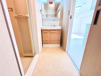 清潔感のある洗面台が印象的です。収納スペースも確保されているため整理整頓がしやすい仕様です。明るい空間で日々の身支度に便利です。設備が整った洗面所が快適な使い心地を感じさせます。