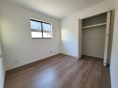 収納スペースがしっかり確保されており整理整頓がしやすいお部屋です。床材と調和した建具が室内をすっきりと見せます。窓からの自然光が収納内にも差し込みます。使いやすい間取りが魅力です。