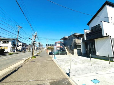 前面道路は広々としており車や自転車の通行がしやすい印象です。道路沿いには整然とした住宅が並び街並みも落ち着いています。道路に自転車レーンの表示もあり利便性の高さが伺えます。