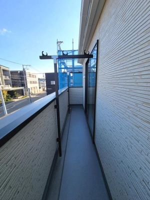 バルコニーは開放的な空間で外からの光をしっかり取り込めます。シンプルなデザインで清潔感があります。道路側に面しているため景色が楽しめます。物干し金具が設置されているので便利です。