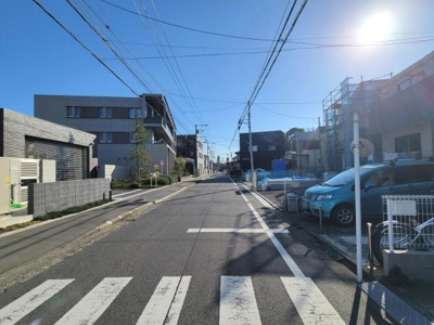 現地前面道路は見通しが良く周囲に住宅が並んでいます。道路幅もあり車の出入りがスムーズです。周辺には新しい建物も見受けられます。落ち着いた住宅街の中に位置しています。