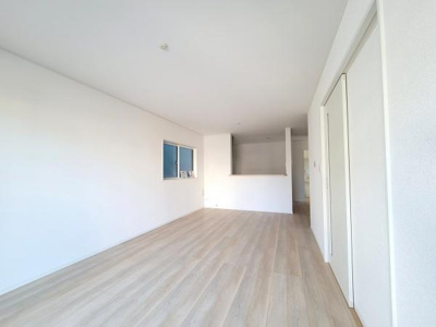 明るい色合いのフローリングが印象的なリビングです。シンプルな内装でさまざまな家具と相性が良いです。