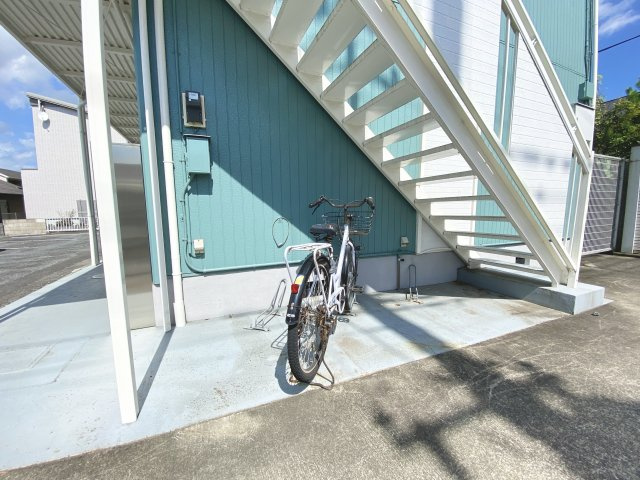 共用階段下にも駐輪スペースがあります♪