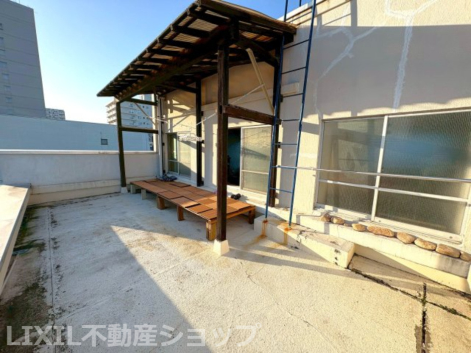 大町ビル【バルコニー】屋上バルコニーは陽当たり良好♪物干しも可能です！