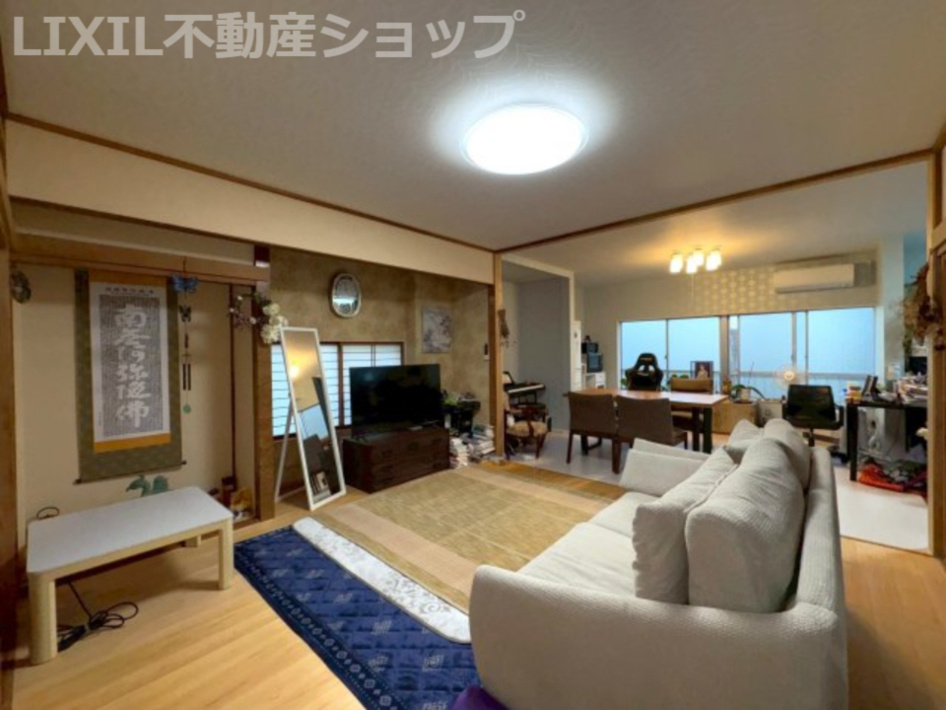 大町ビル【居間・リビング】約30帖の広々としたリビング♪
