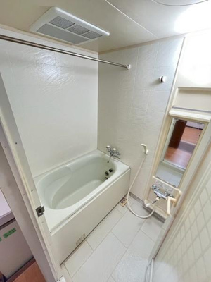 廊下に便利な大きい収納がついています♪