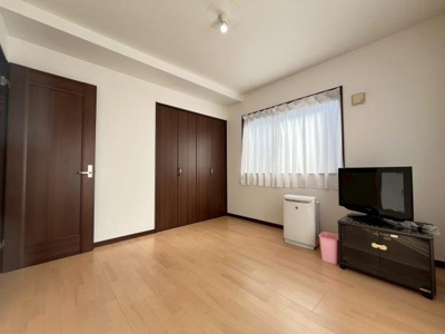 6.12帖洋室です♪こちらも収納、採光2面です♪