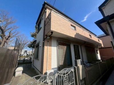 後ろは公園、前面の家とも距離があるため日当たりは良好です♪