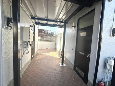 屋根付きの共用廊下があり雨の日でも安心して出入りができます。タイル張りの床でお手入れも簡単です。各戸の玄関前も広くゆとりがあります。日当たりも良好なスペースが広がっています。