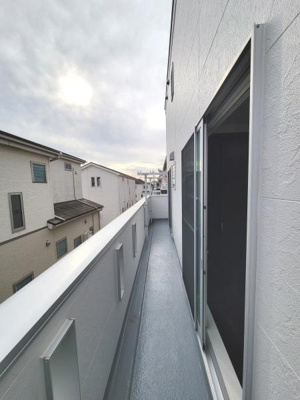 バルコニーは奥行きがしっかりと確保されており外観も清潔感があります。両側の壁が高めで安心感があります。窓から直接アクセスできる便利な設計です。晴れた日には光が良く入る位置です。
