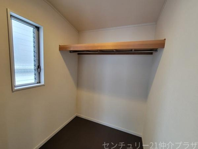 シンプルなつくりのウォークインクローゼットは整理整頓しやすい設計です。窓付きで明るく通気性も確保されています。ハンガーパイプ付きで衣類もしっかり掛けられます。収納力があり空間を有効に使えます。