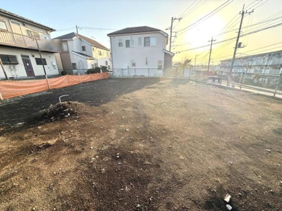 広々とした土地が広がっており開放感のある印象です。周辺には住宅が立ち並び整った街並みが特徴です。道路も近く交通アクセスが便利です。日当たりの良さも感じられます。建築を検討しやすい整形地です。