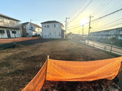 現地土地写真です。高台に位置しており周囲に住宅が立ち並ぶ落ち着いた環境です。道路に面した石積みの擁壁が特徴的です。陽当たりも良好で開放感のある立地となっています。現地の状況をぜひご確認ください。