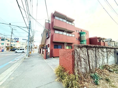 前面道路は歩道が広く整備されており周囲には生活に便利な店舗も点在しています。視認性の高い角地に位置しアクセスしやすい環境です。駐車スペースや建物までのアプローチも確保されています。