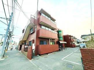 レンガ調の外観が目を引く建物です。広いバルコニーが各部屋に備わっています。敷地内に駐輪スペースが確保されています。前面道路が広く車の出入りがしやすい立地です。