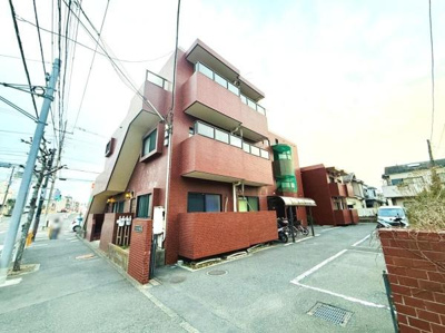 レンガ調の外観が目を引く建物です。広いバルコニーが各部屋に備わっています。敷地内に駐輪スペースが確保されています。前面道路が広く車の出入りがしやすい立地です。