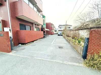 前面道路は見通しが良く車の出入りもスムーズに行えます。周囲は落ち着いた雰囲気で植栽が整えられています。駐車スペースも確保されており生活の利便性が感じられます。