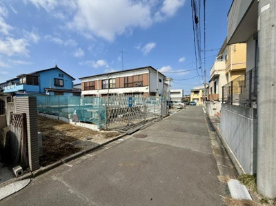 前面道路含む現地写真となります。周囲は住宅が立ち並び落ち着いた雰囲気です。道路幅も確保されており車の出し入れも安心の環境です。住まいの計画がイメージしやすい一枚です。