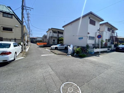 静かな住宅街に位置し周囲も整備されています。道路は広めで駐車も安心です。すっきりとした街並みが印象的です。