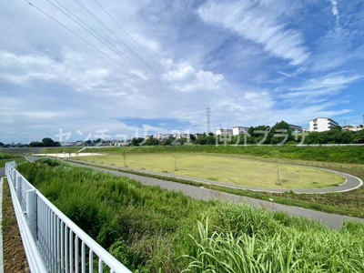 静かな住宅街に位置し周囲も整備されています。道路は広めで駐車も安心です。すっきりとした街並みが印象的です。