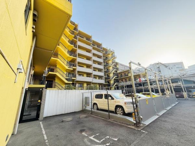 駐車場が敷地内にあり建物と隣接しているためアクセスもしやすい環境です。周囲は明るい色合いで管理が行き届いています。複数台の駐車が可能な設計となっています。ゲート付きで安心感もあります。