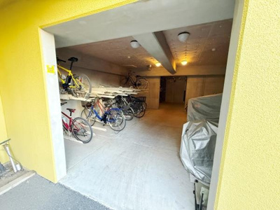 明るい雰囲気の建物内に自転車置き場が設けられています。天井の照明で夜間でも利用しやすい環境です。スペースにゆとりがあり大型の自転車やバイクも駐輪可能です。雨風の影響を受けにくい屋内仕様となっています。