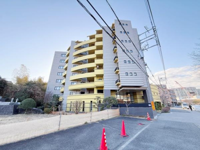 洗練されたデザインの外観が目を引きます。周辺には自然も感じられ落ち着いた雰囲気です。バルコニー付きで日当たりも良好です。通りに面しておりアクセスも便利です。建物の配置が工夫されています。