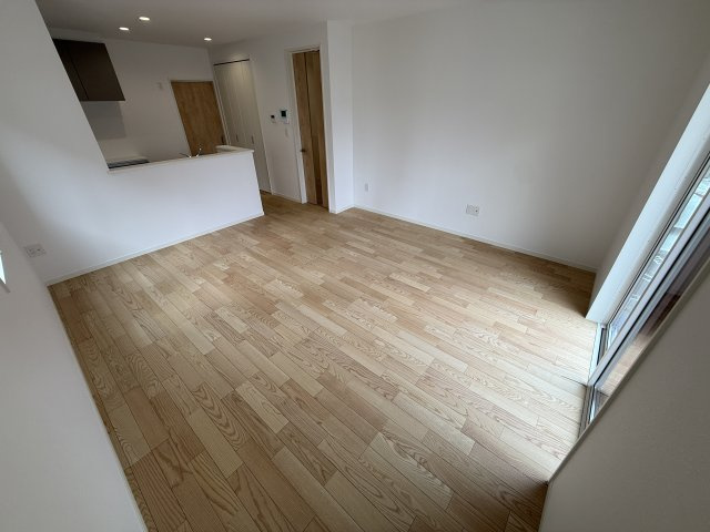 ２階に４つの洋室を設けた子育て世帯に嬉しい間取り。各部屋に収納を備えお子様の個室もしっかり確保！玄関横には大容量のシューズインクローゼットを完備。ベビーカーやアウトドア用品も楽々収納できます！