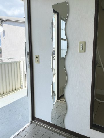 玄関には姿見があります。外出前に身だしなみチェックできます♪