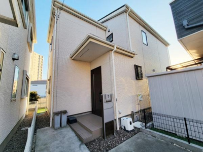 シンプルで清潔感のある外観が特徴です。玄関までのアプローチがすっきりとしています。隣家との距離が確保されており圧迫感を感じにくい設計です。カーポートや収納スペースとしても活用できる敷地があります。