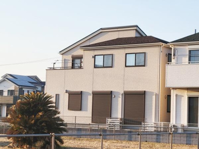 落ち着いた色合いの外観が印象的な住宅です。2階部分にはバルコニーがあり外観全体がシンプルですっきりとしています。前面にはフェンスが設置されており安心感があります。