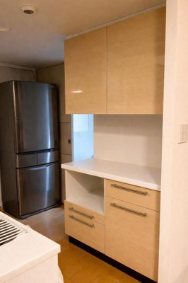 屋内の自転車置き場がしっかり確保されています。複数台の自転車を収納できる広さがあります。空間が整頓されており雨風から自転車を守ることができます。防犯対策にも配慮された設計です。