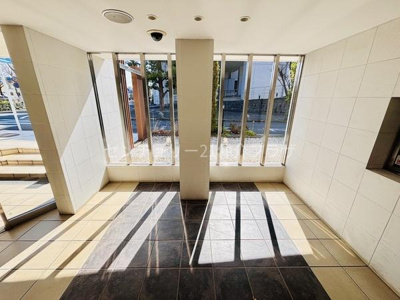 駅の外観がしっかりとした構造で階段が広く利用しやすいです。周囲には緑もありすっきりとした雰囲気です。テナントが複数あり利便性も高い印象です。アクセスしやすいロータリーも整っています。